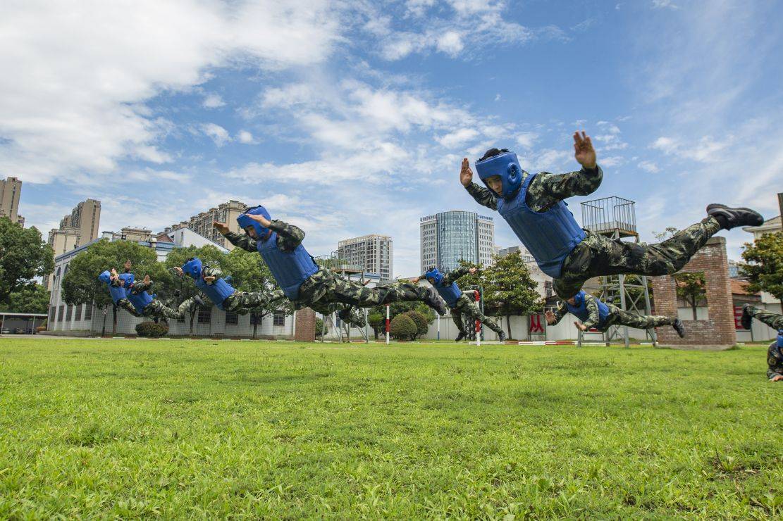 雷速直播-比赛中的战术对抗和技战术对决引人入胜