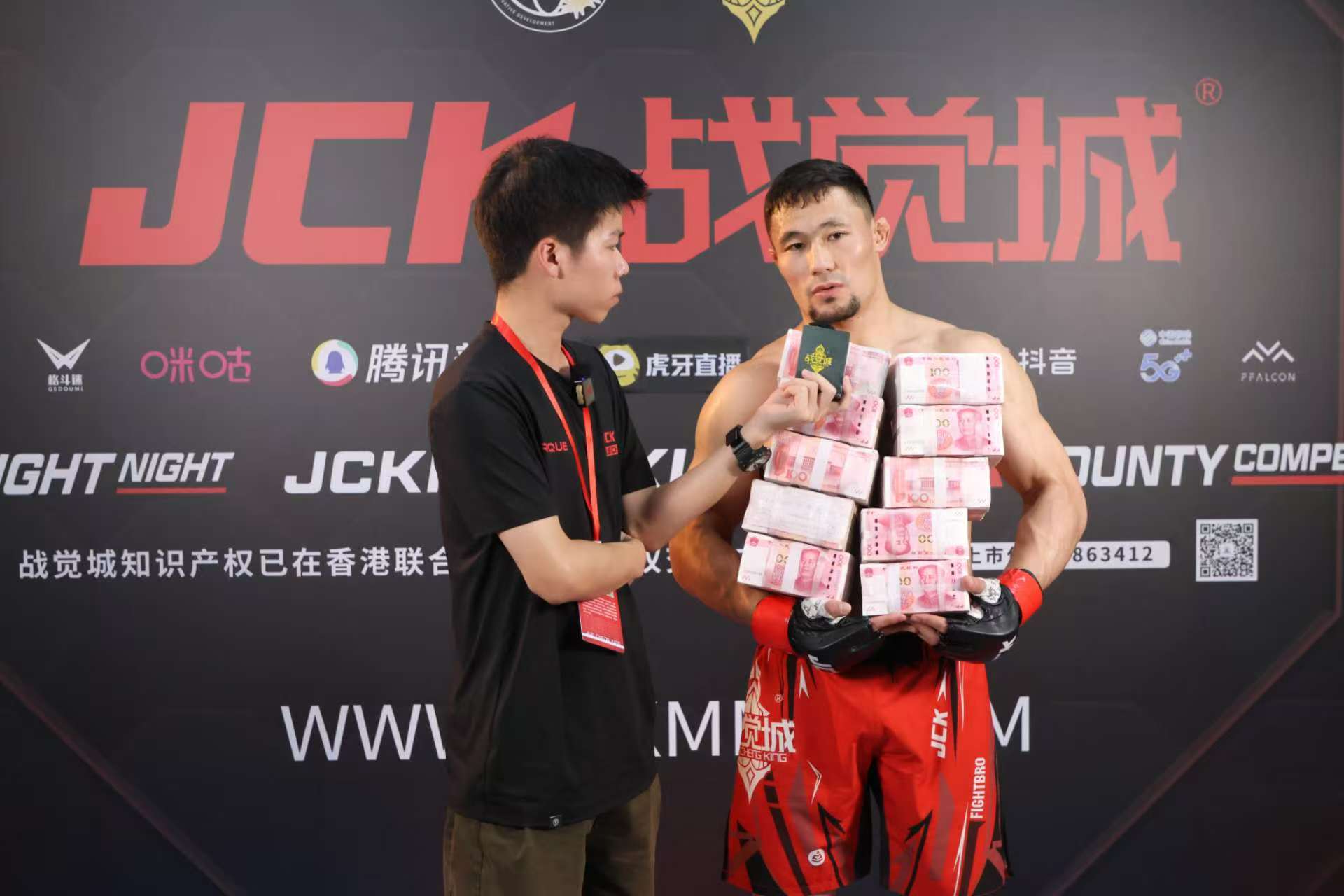 雷速直播-哥伦比亚选手奋力一搏，勇夺金银铜